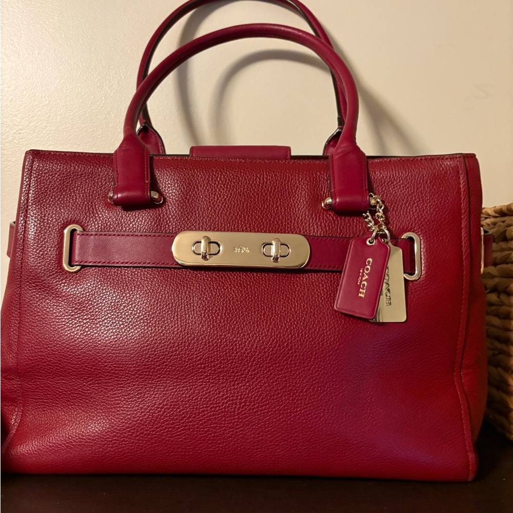 Coach Swagger in beautiful red. EUC! ❤️